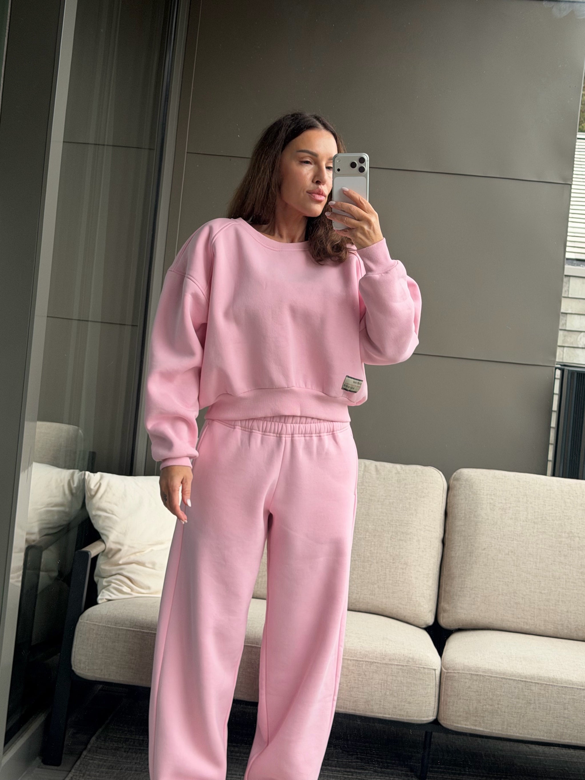 Sweatshirt with shoulder pads and loose fit pants – pudrinė